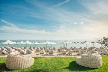 blue carpet luxury suites