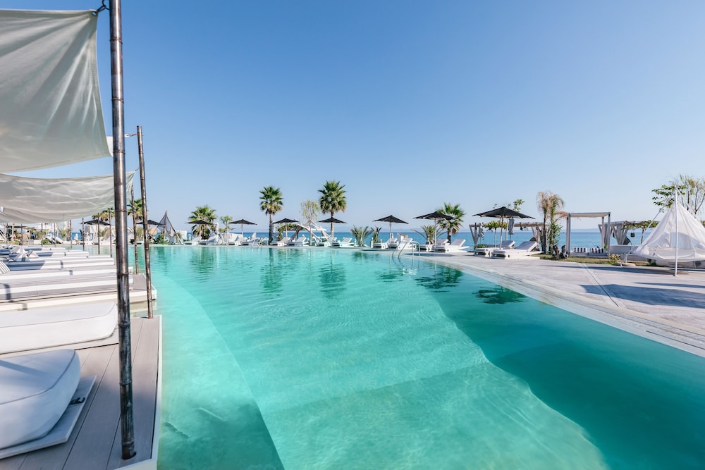 blue carpet luxury suites