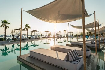 blue carpet luxury suites