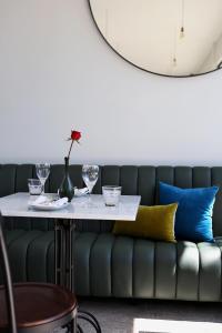 lovinalife room and cafe