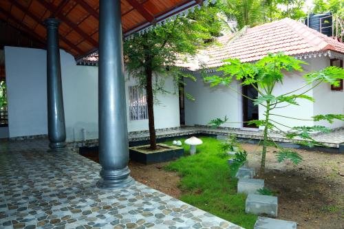 cotelac heritage lake resort alleppey