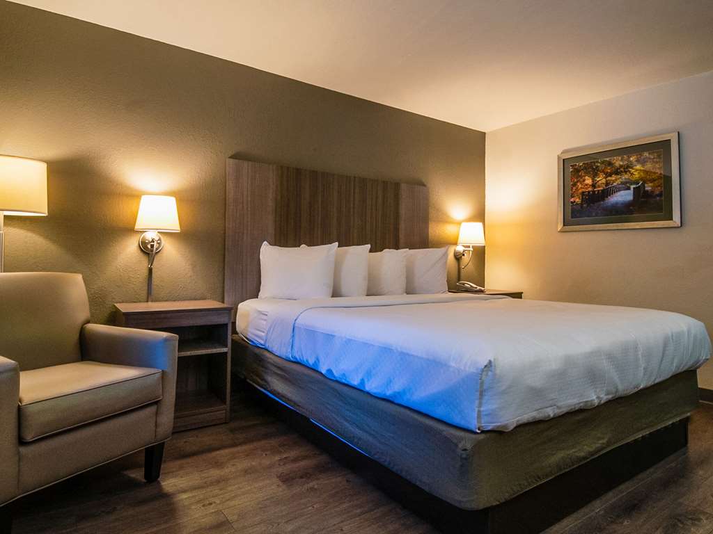 econo lodge cherokee near river park