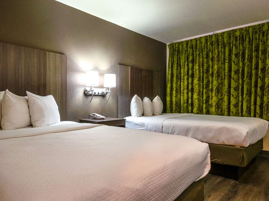 econo lodge cherokee near river park