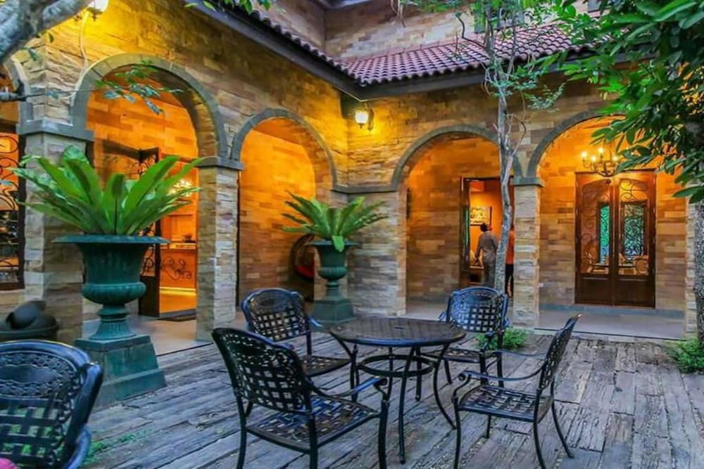 chateau de bear hotel