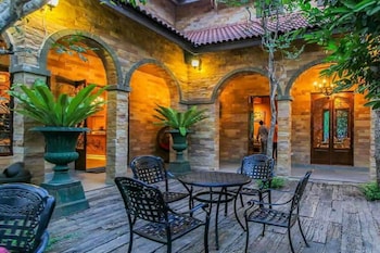 chateau de bear hotel