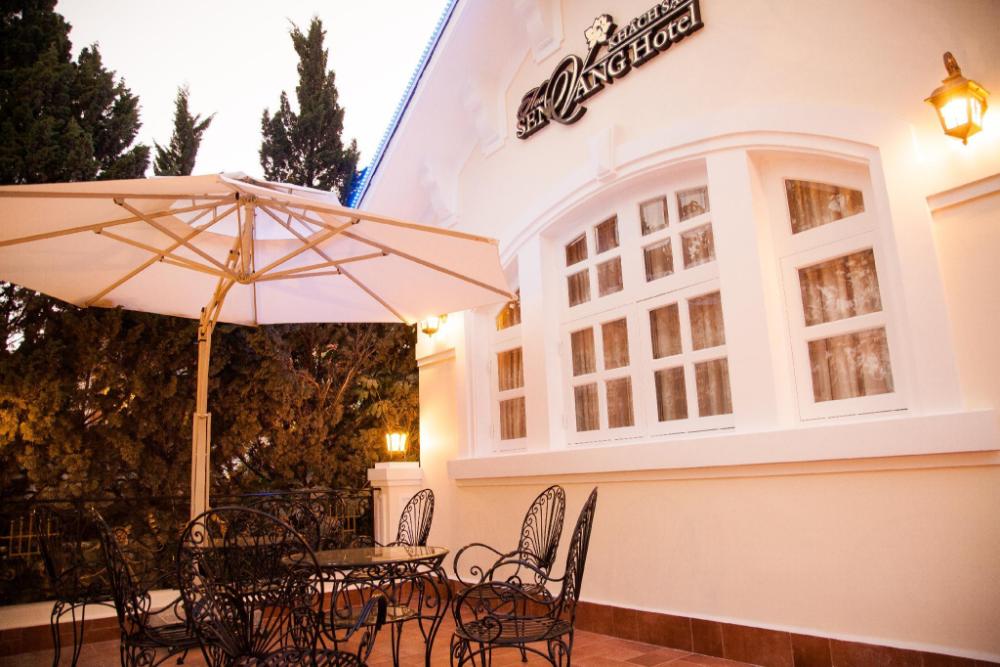 hoa sen vang hotel dalat