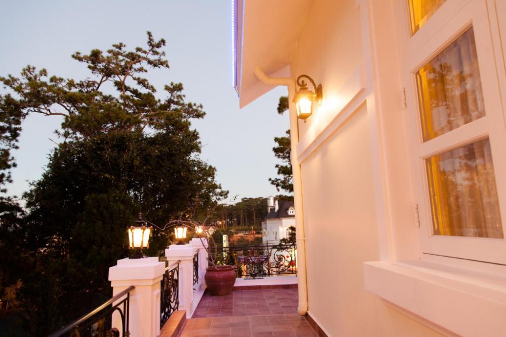 hoa sen vang hotel dalat