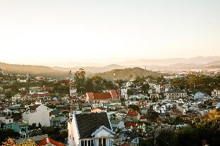 hoa sen vang hotel dalat