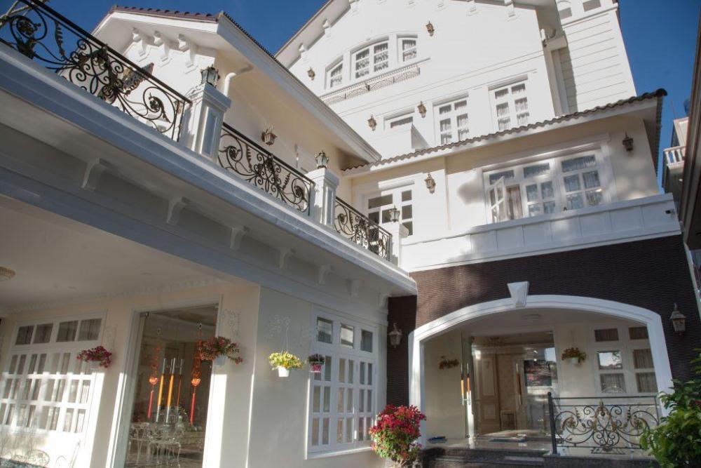 hoa sen vang hotel dalat