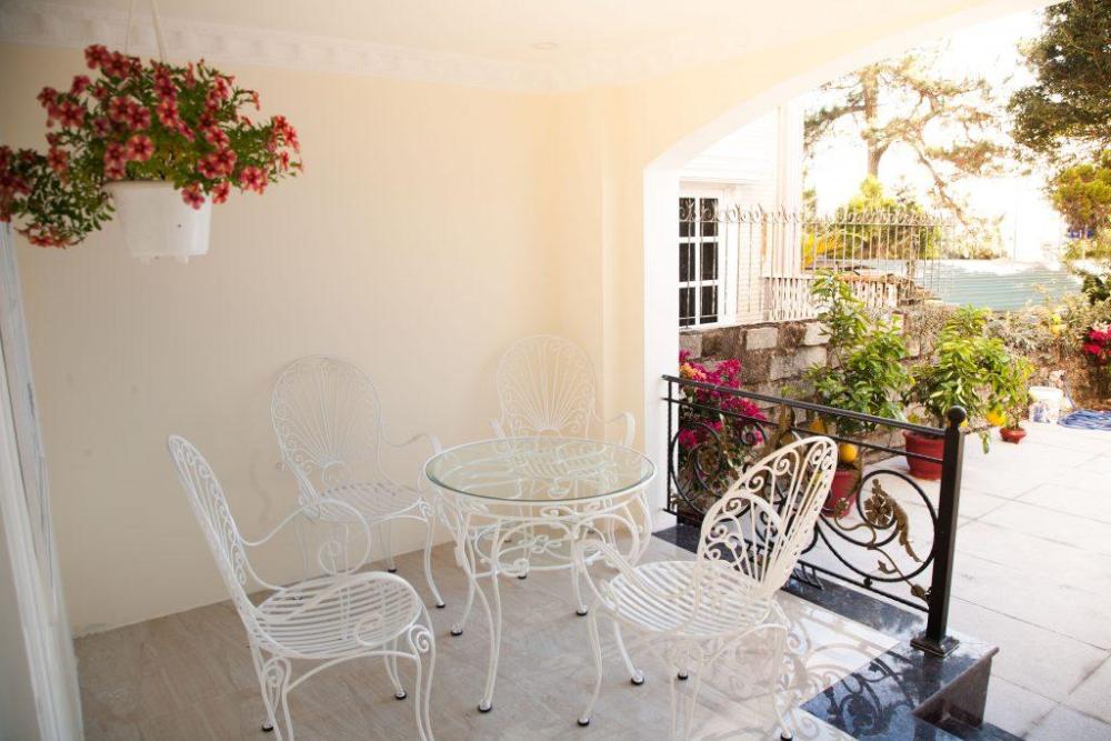 hoa sen vang hotel dalat