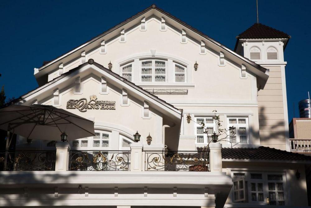 hoa sen vang hotel dalat