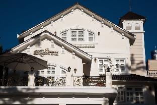 hoa sen vang hotel dalat