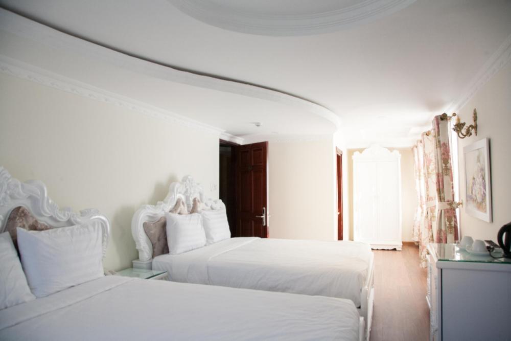 hoa sen vang hotel dalat