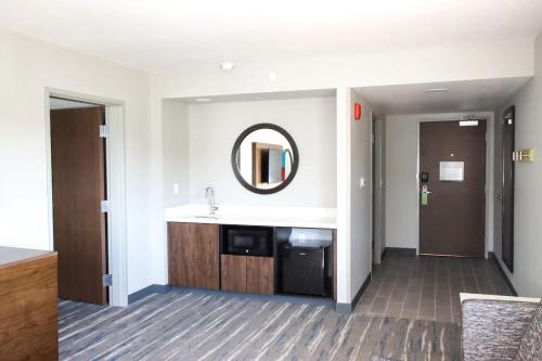 hampton inn lead