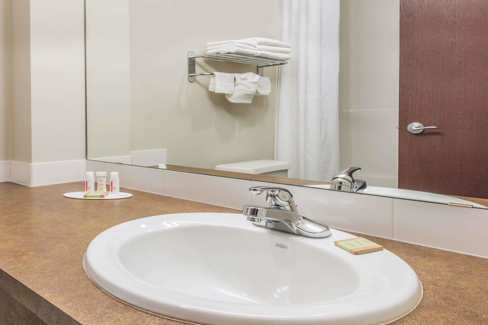 super 8 by wyndham innisfail