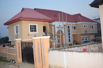 buggatti hotel and suites