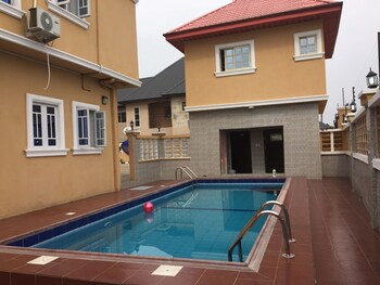 buggatti hotel and suites