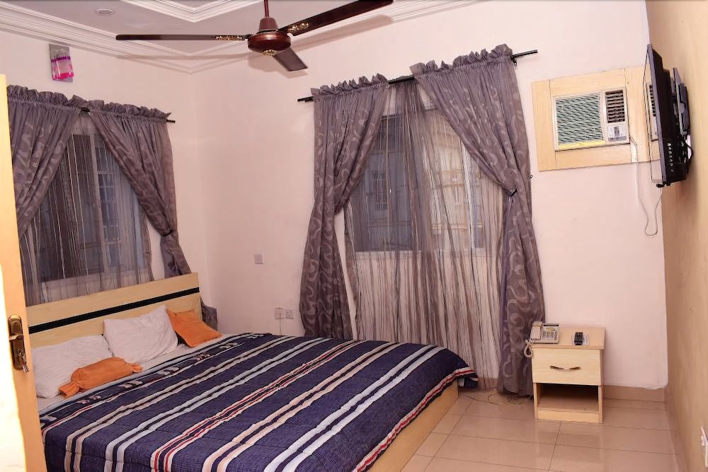 buggatti hotel and suites