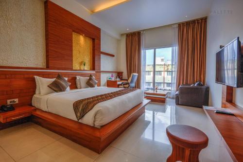 hotel pioneer grand palace