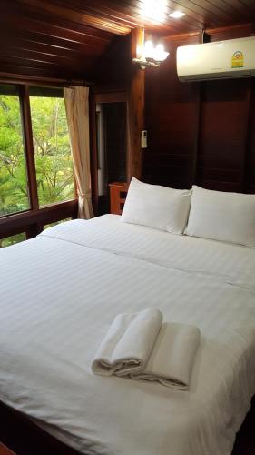 Ruean Mai Chai Khlong,35 Moo 6,T. Suanluang ,A. Amphawa Samutsongkram,3 star
