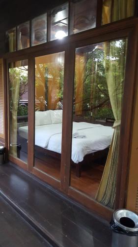 ruean mai chai khlong