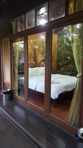 ruean mai chai khlong