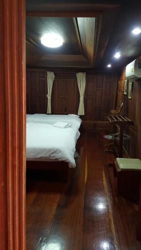 ruean mai chai khlong