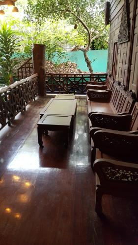 ruean mai chai khlong