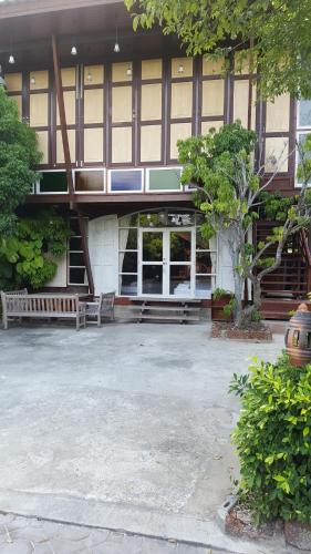 ruean mai chai khlong