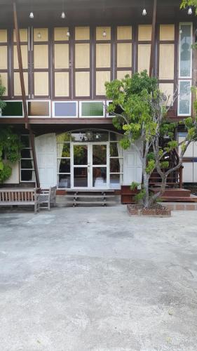 ruean mai chai khlong