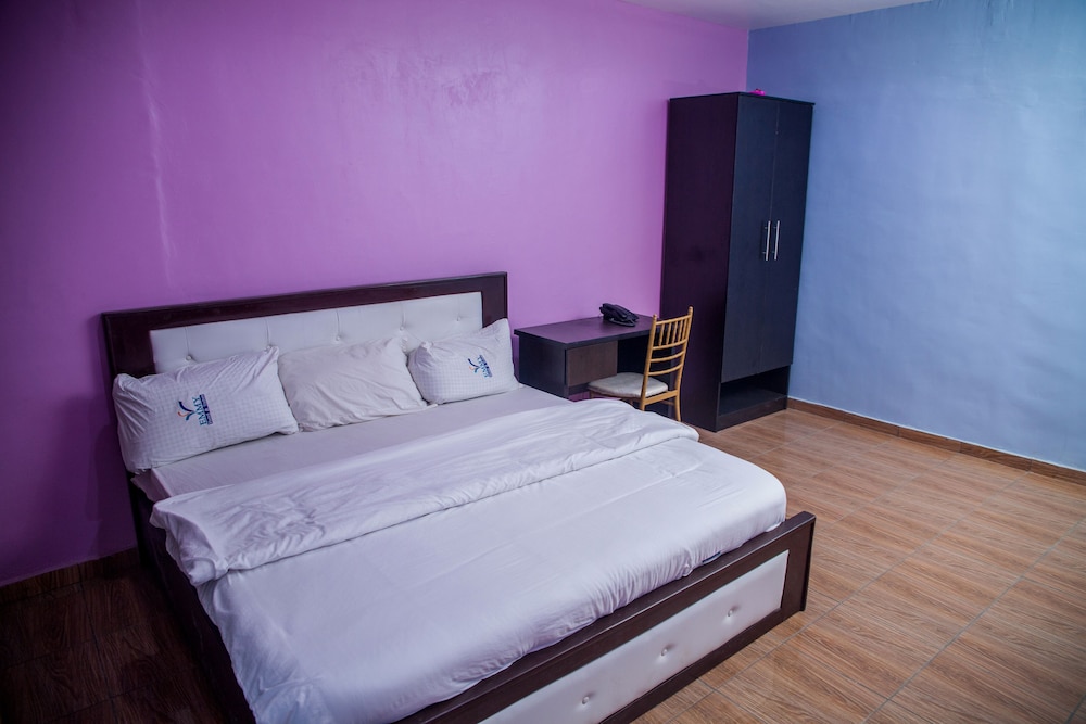 emmy hotels and suites