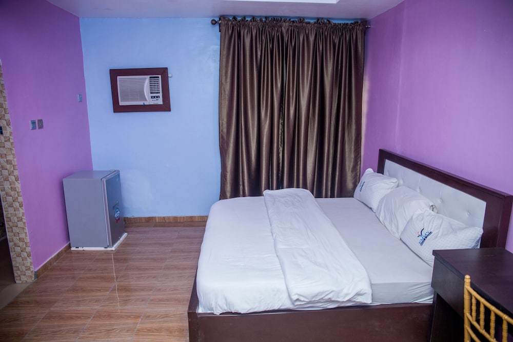 emmy hotels and suites