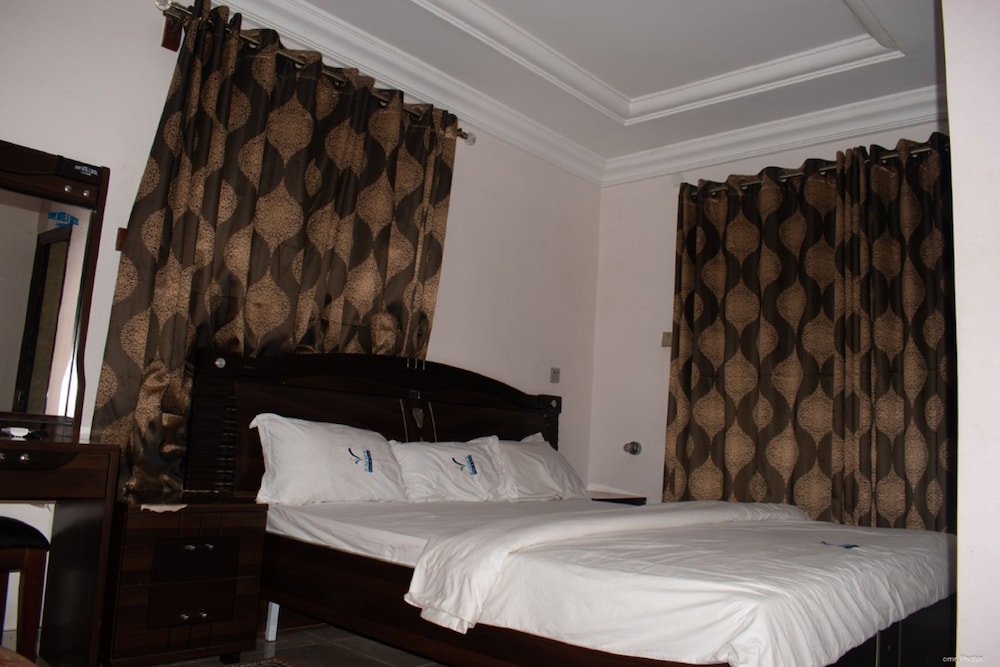 emmy hotels and suites