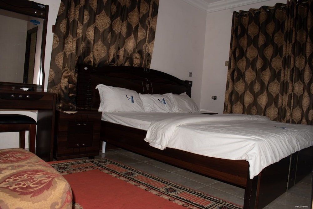 emmy hotels and suites