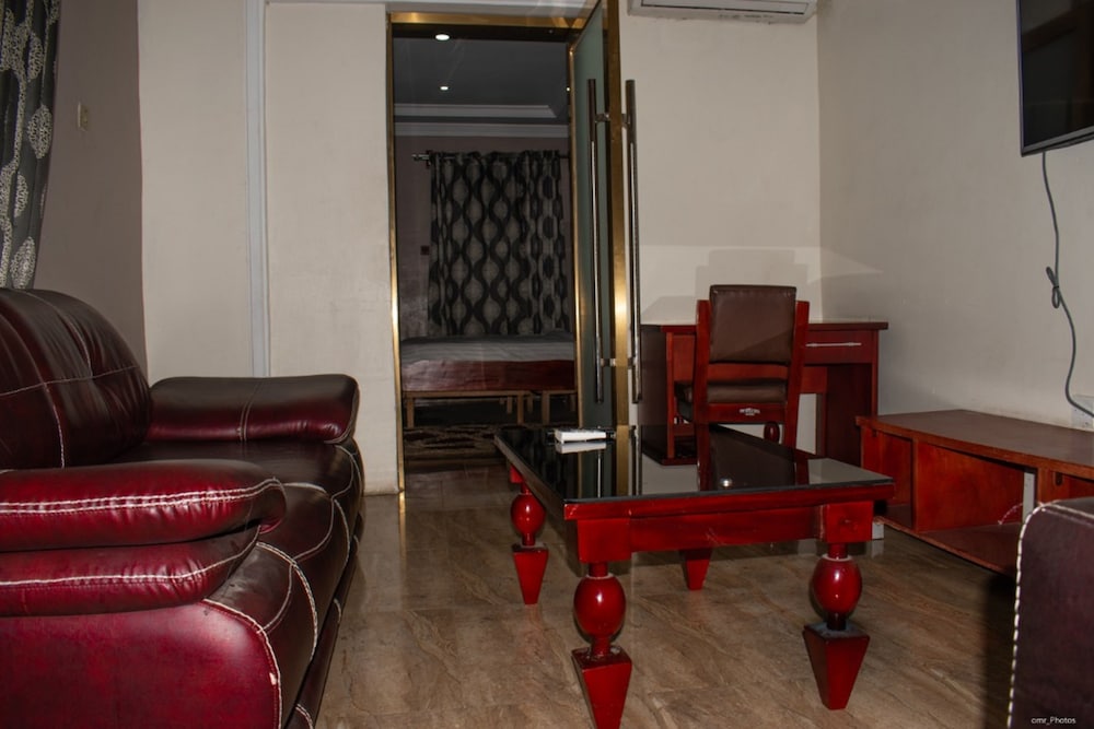 emmy hotels and suites