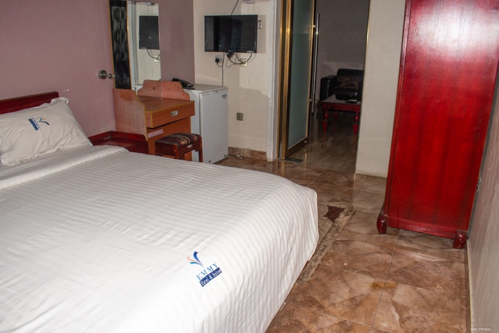 emmy hotels and suites