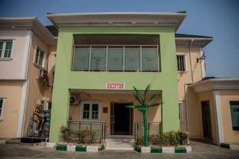 emmy hotels and suites