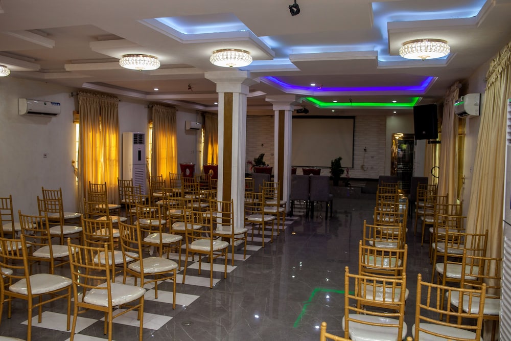 emmy hotels and suites