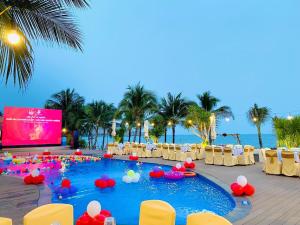 hon rom 2 resort
