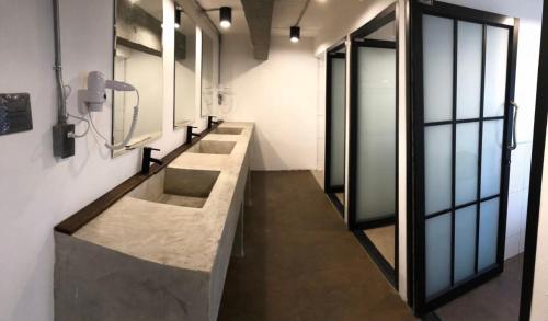 the entaneer poshtel hostel