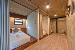 the entaneer poshtel hostel