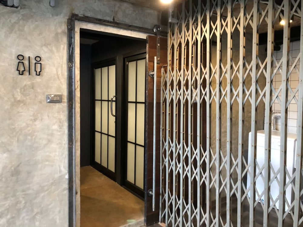 the entaneer poshtel hostel