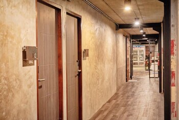 the entaneer poshtel hostel