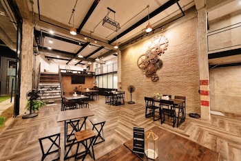 the entaneer poshtel hostel