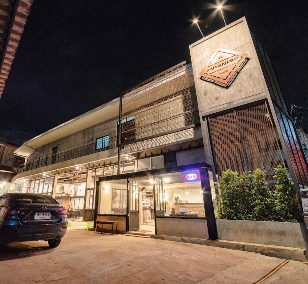 the entaneer poshtel hostel