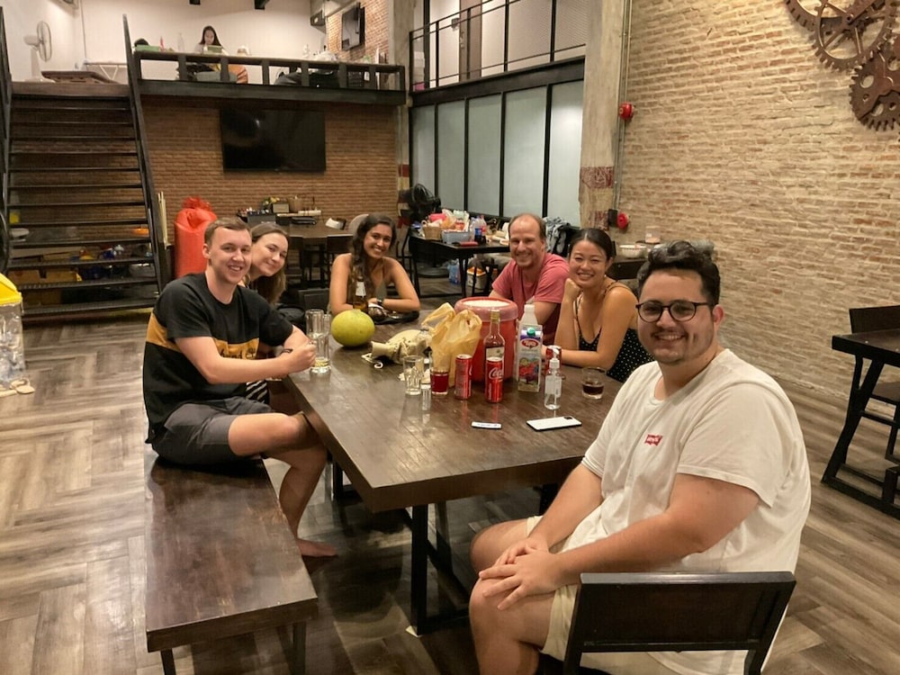 the entaneer poshtel hostel