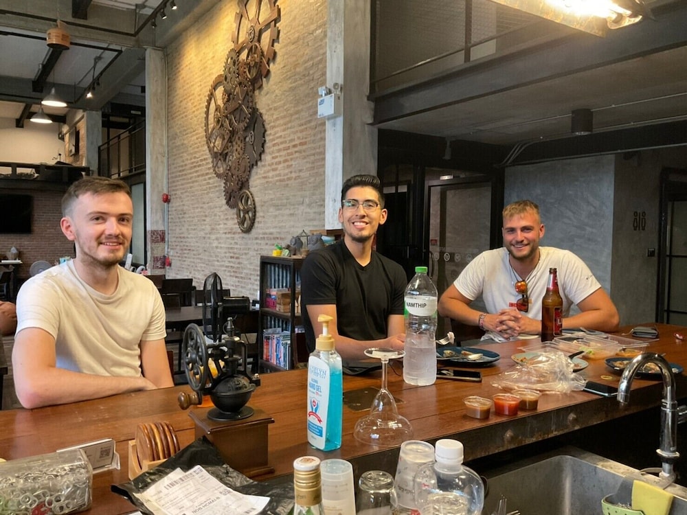 the entaneer poshtel hostel