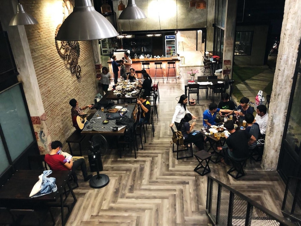 the entaneer poshtel hostel