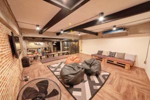 the entaneer poshtel hostel