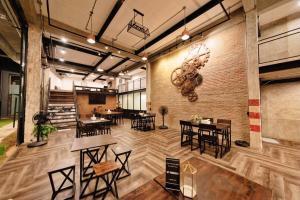 the entaneer poshtel hostel